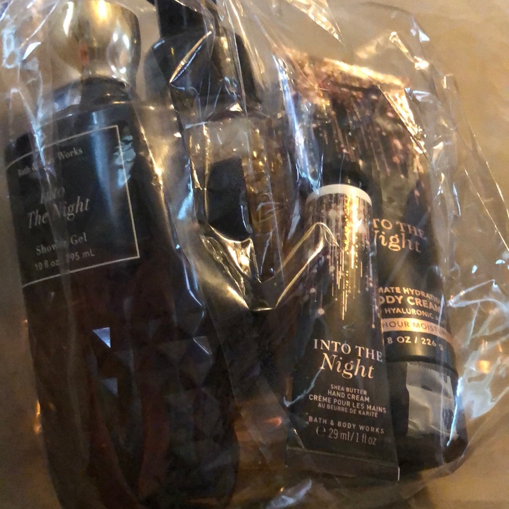 Bath and bodyworks into the night , body care  set .